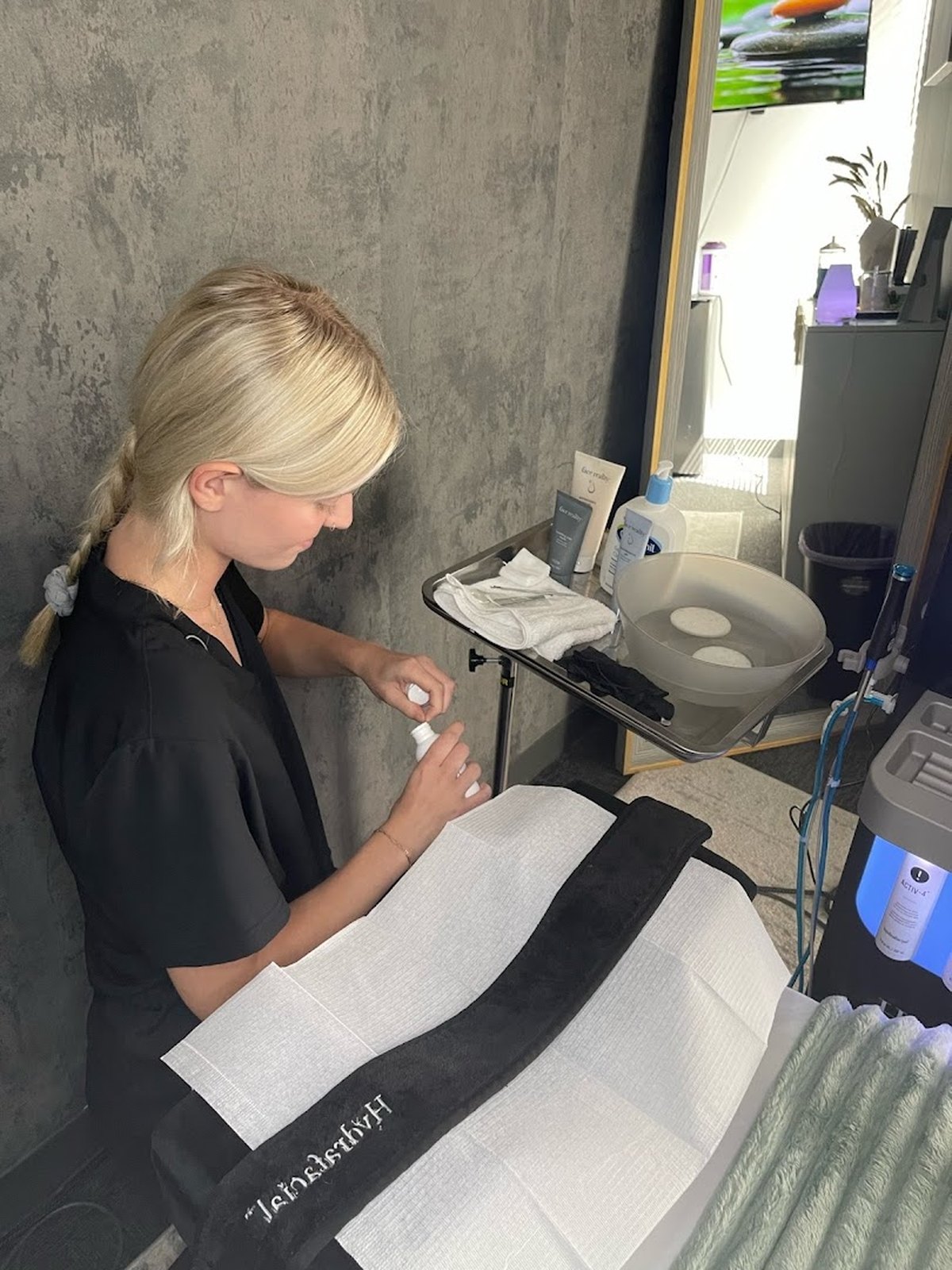 Custom Facials & HydraFacial